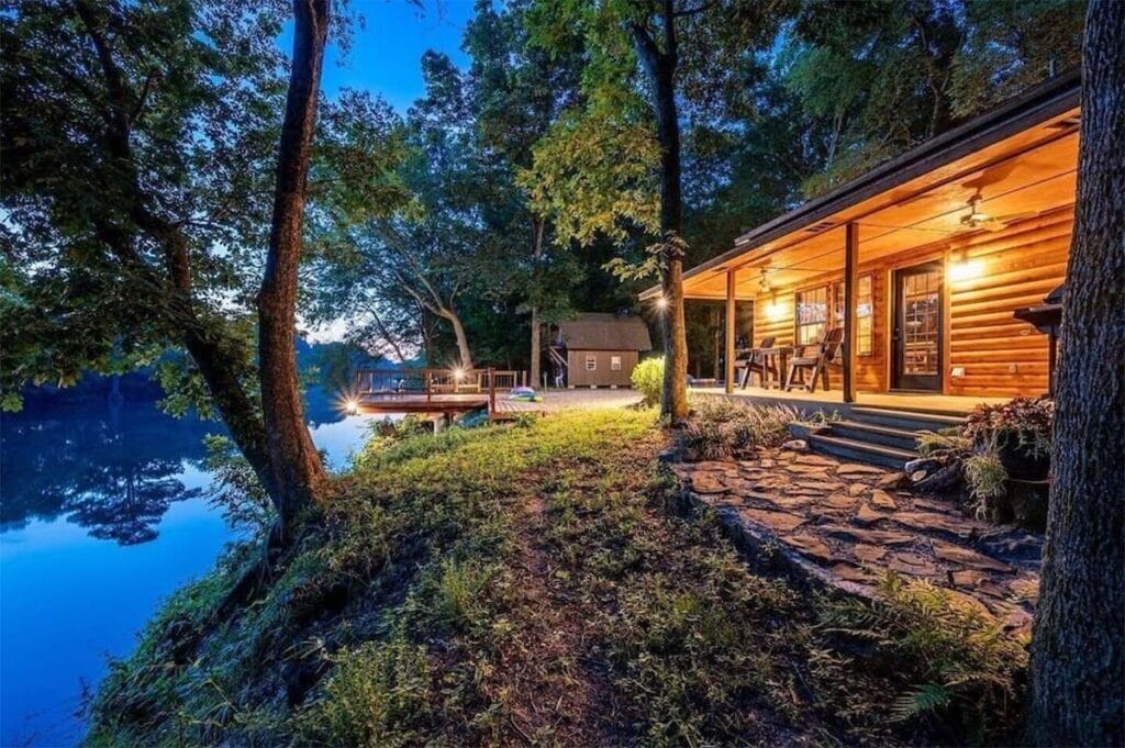 11 Best Cabin Rentals In Oklahoma For The Ultimate Getaway   Riverfront Cabin Oklahoma 1024x681 